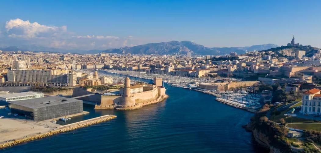 Vue Le Panoramique Vieux-port De Marseille